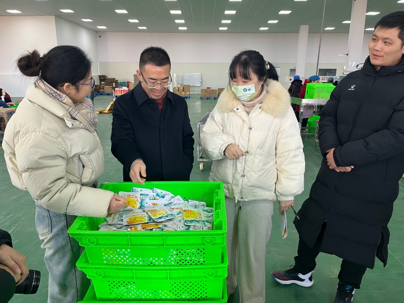 新袁镇农业产业强镇项目组在江苏口口溜食品有限公司与公司领导交流沟通并赴生产厂区实地调研.jpg