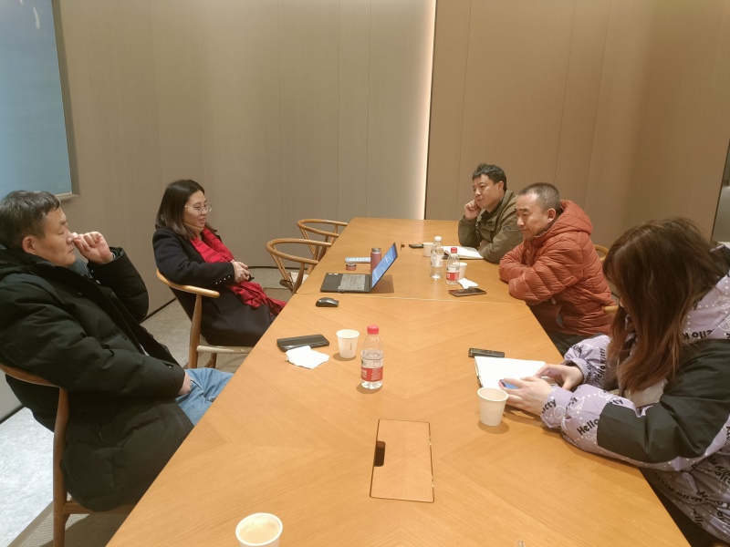 项目组在酒店与专家回顾调研内容进行探讨.jpg
